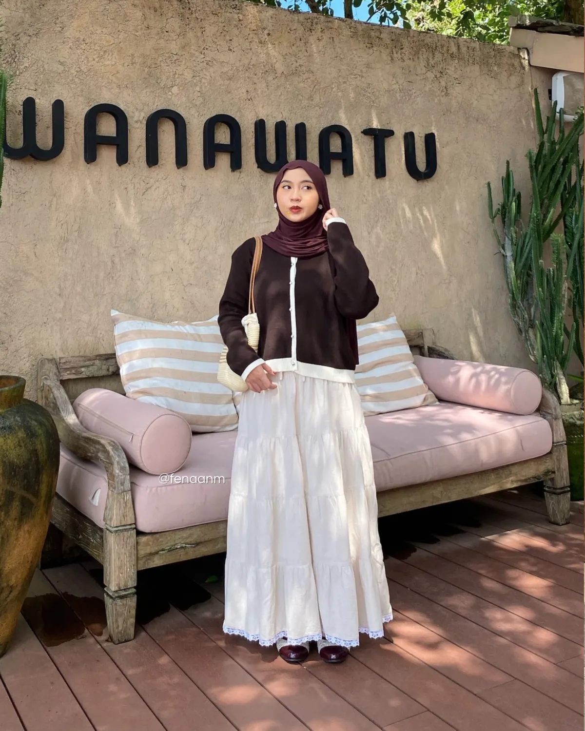 Inspirasi outfit simple nongki di kafe