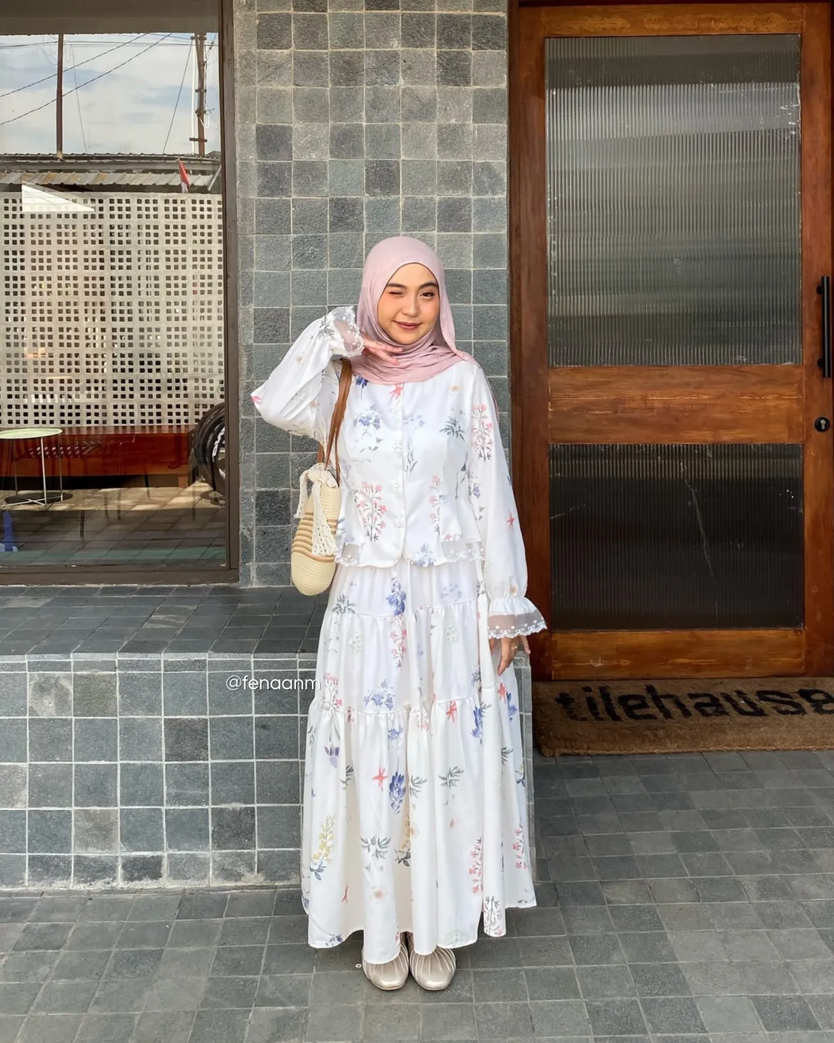 Inspirasi outfit main ke taman pakai rok