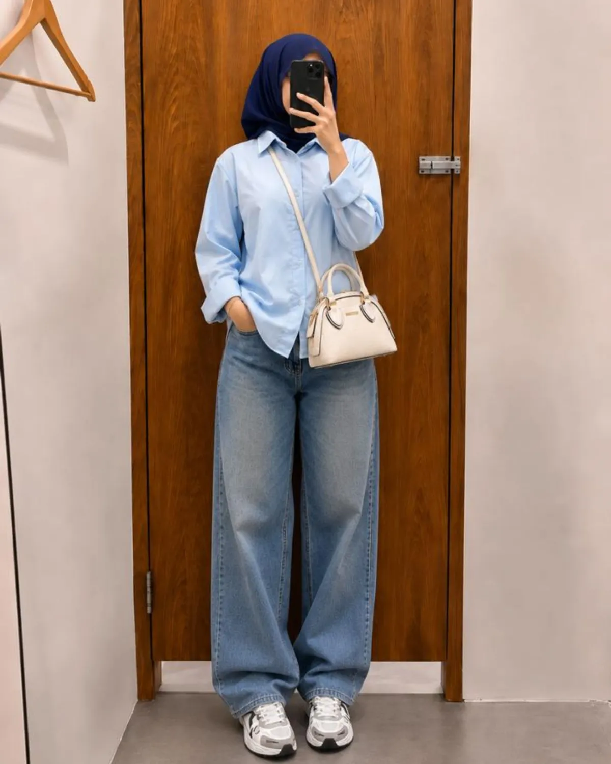 Inspirasi outfit hangout pakai kemeja