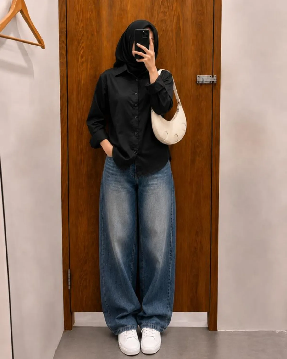 Inspirasi outfit hangout pakai kemeja