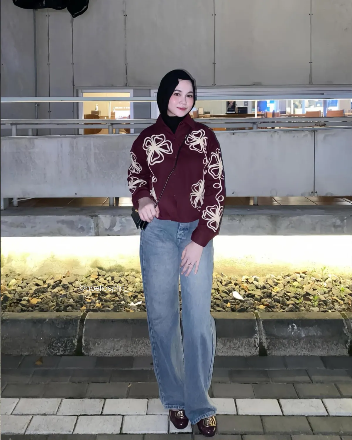 Inspirasi outfit simple pakai atasan maroon